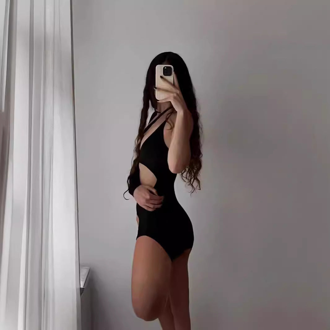 Dame Cut-Out Badedragt med asymmetrisk design og langærmet Stilla