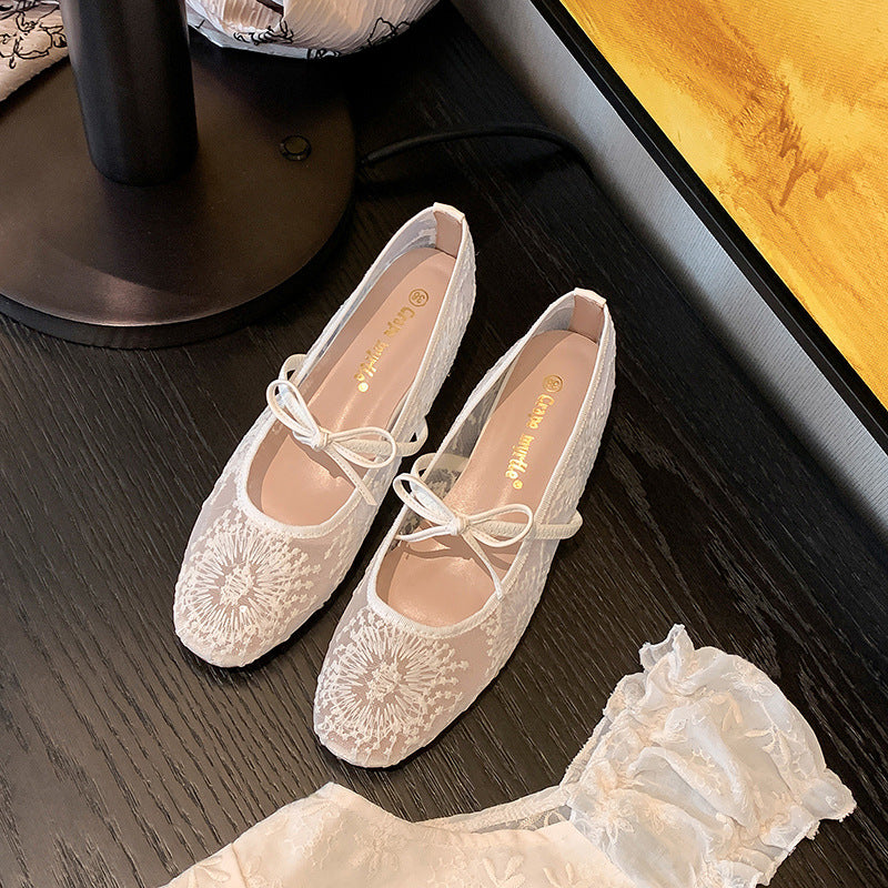 Dame Ballerinas med filigran broderi og komfortable remme Stilla