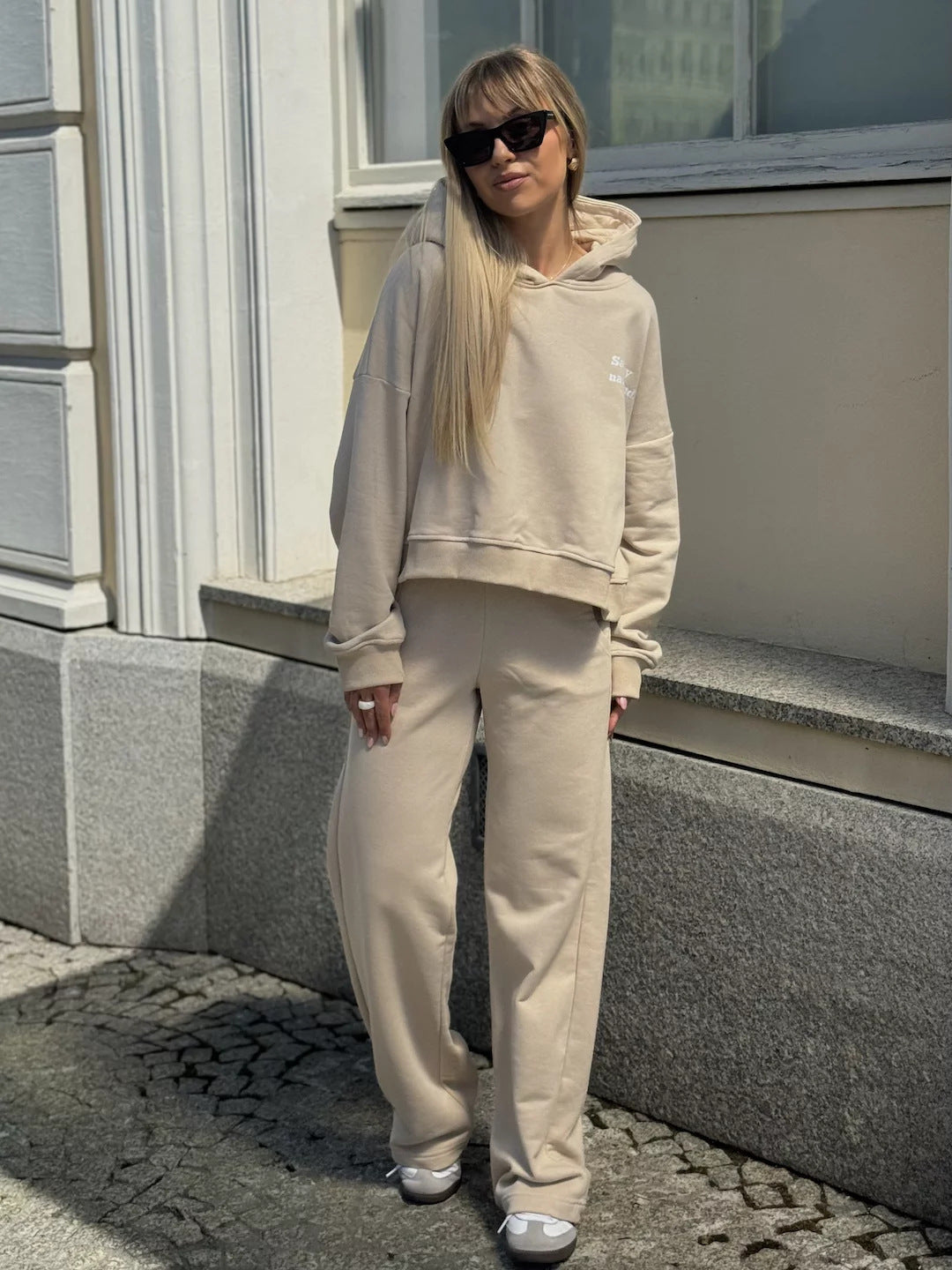 Dame afslappet hoodie og løstsiddende joggingbukser Stilla