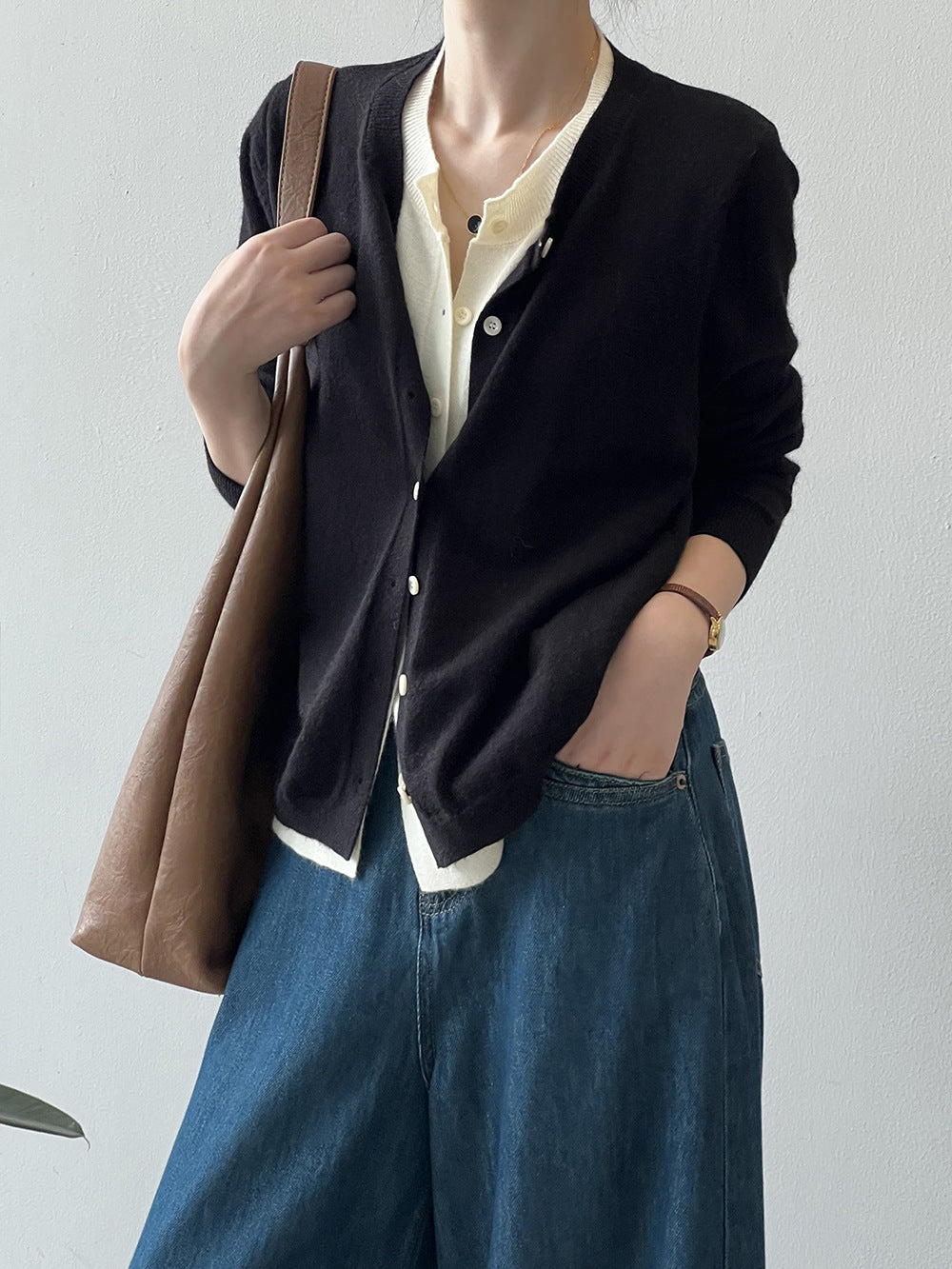 Dame afslappet cardigan lavet af fin strikkvalitet med knaplukning Stilla