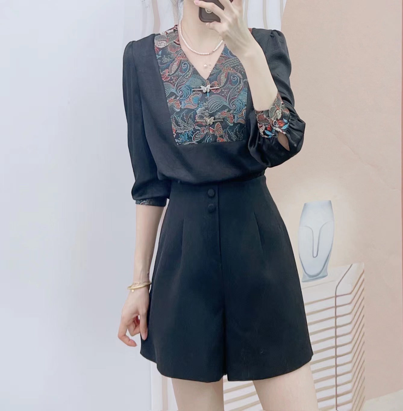 Dame Elegant Bluse med blomstret design og feminine pufærmer Stilla