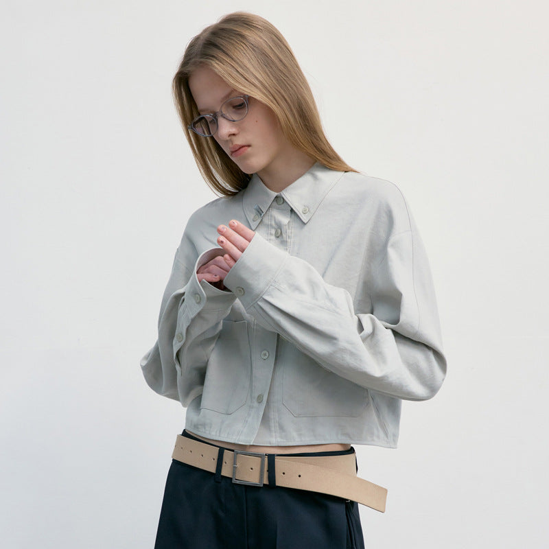 Dame cropped skjortebluse med en afslappet pasform og to lommer Stilla