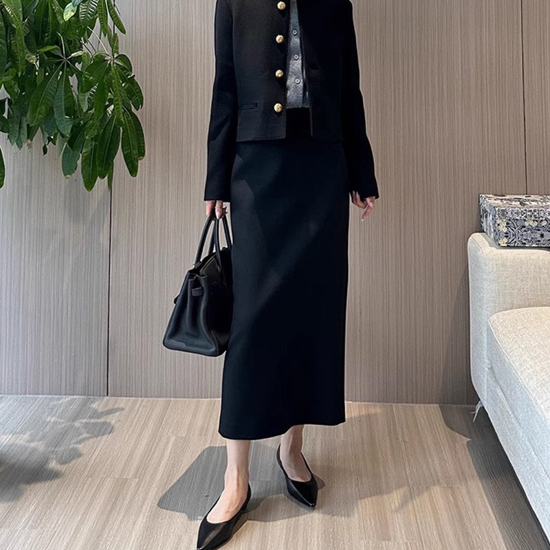 Dame elegant figursyet blazer-sæt med guld-farvede knapper og smart nederdel Stilla