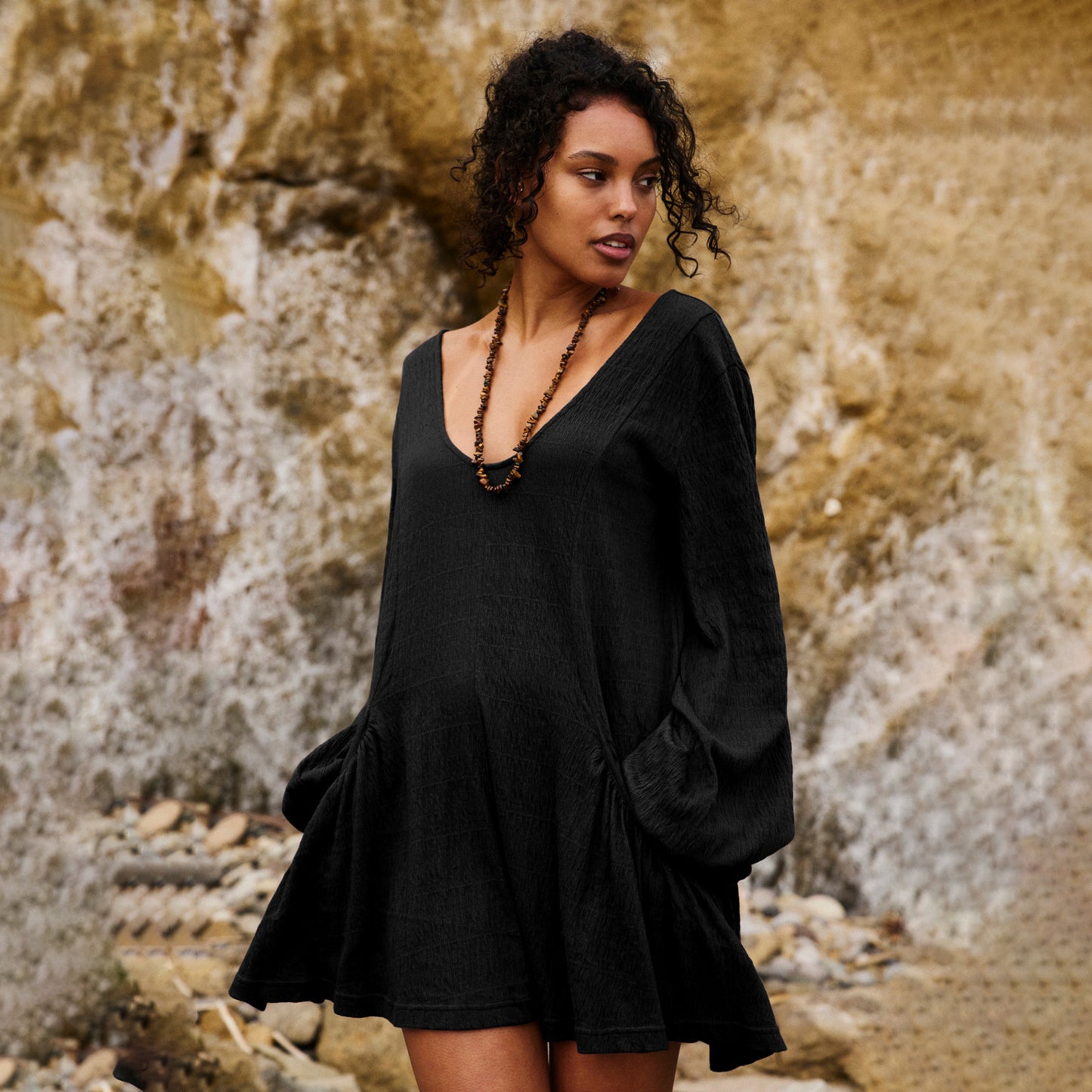 Dame afslappet kortærmet kjole med dyb V-halsudskæring og svajende kant Stilla