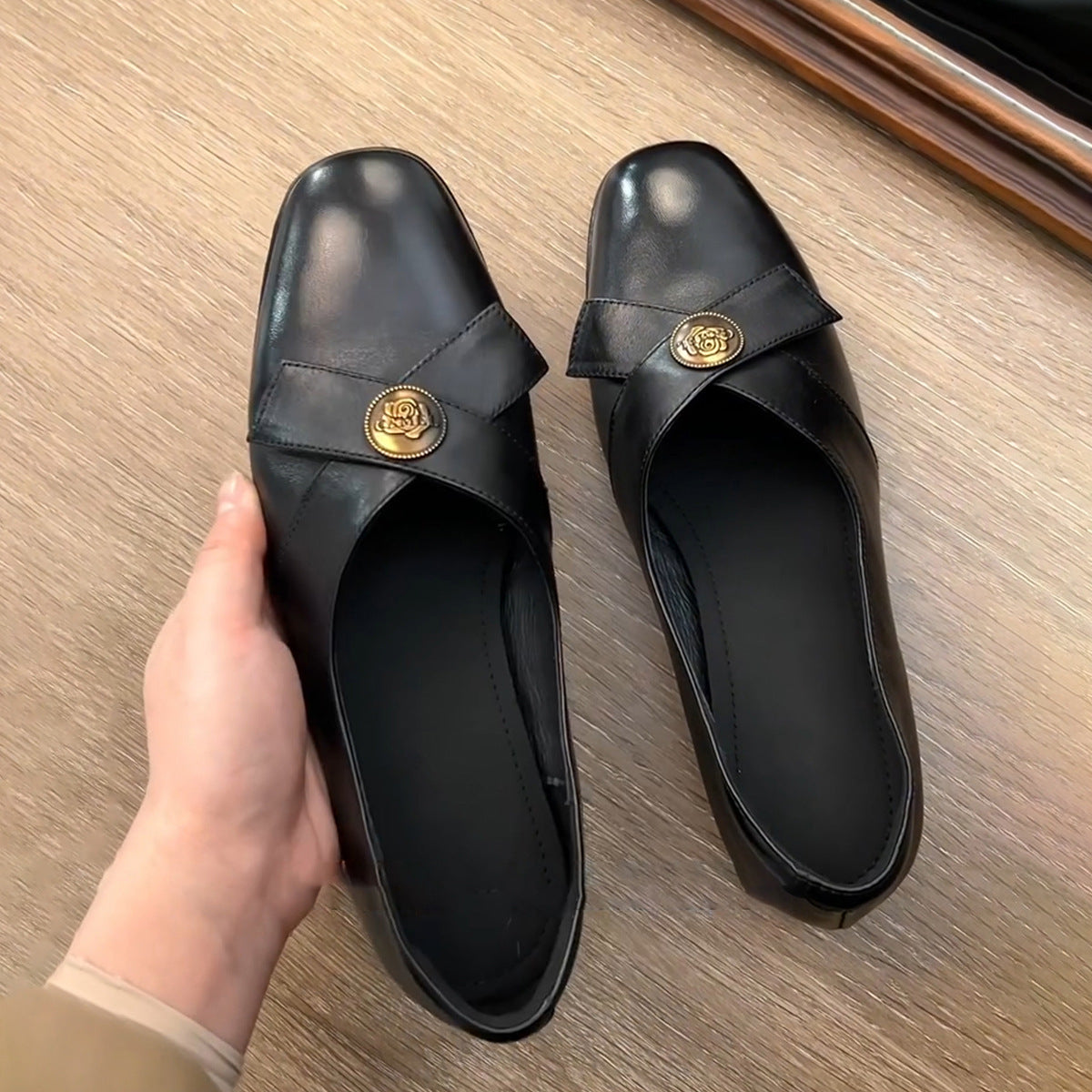 Dame Elegant Firkantet Tå Sæbler med Dekorativ Knap Stilla