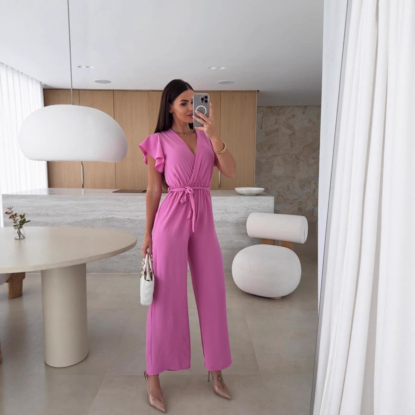 Dame jumpsuit med elegante ruffle detaljer og figursyet snit Stilla