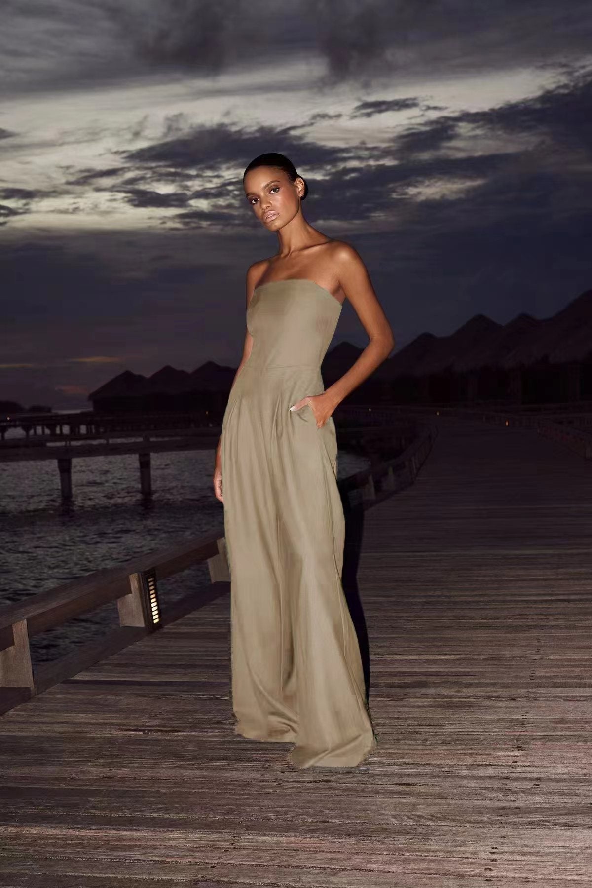 Dame elegant jumpsuit med sidelommer og åben skulderparti Stilla