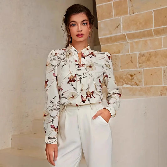 Dame elegant bluse med blomsterdesign og højhalset knapdetaljer Stilla