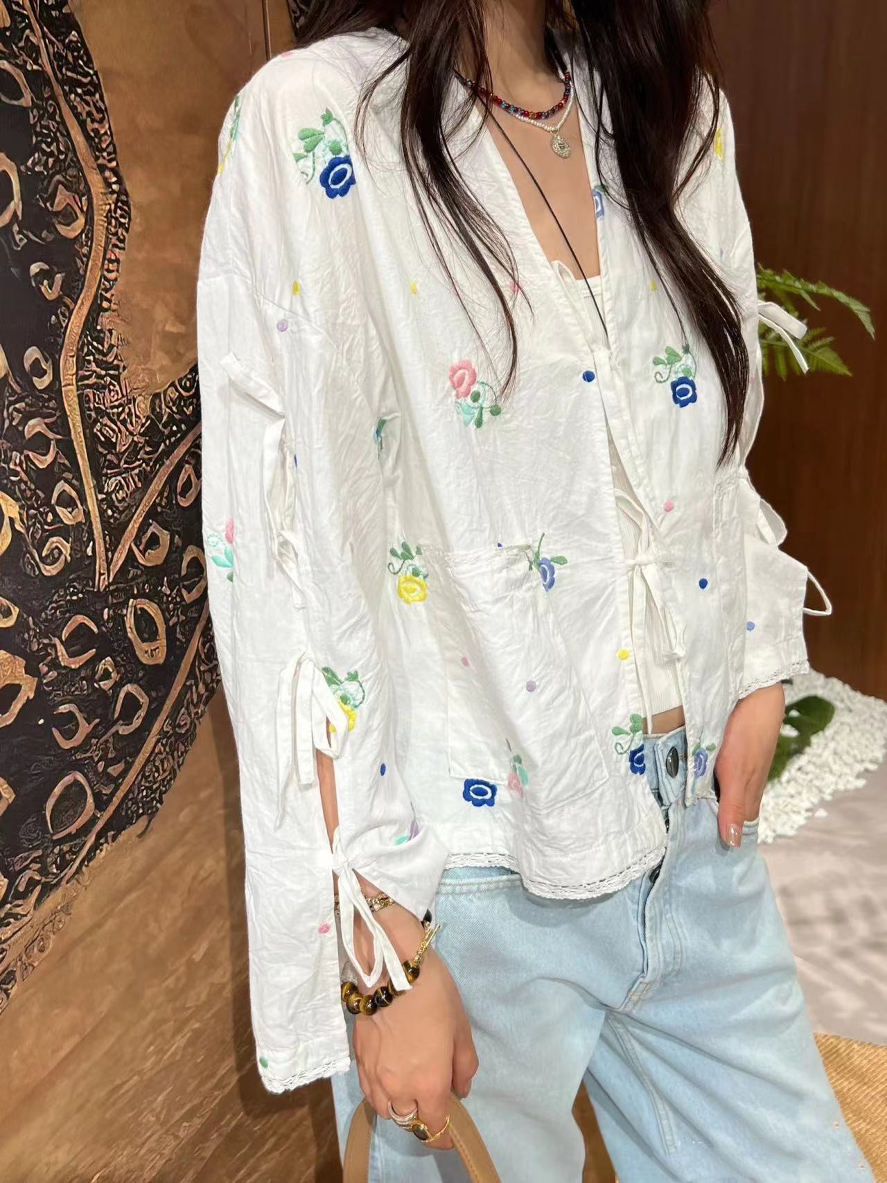 Dame afslappet bluse med florale broderier og legende detaljer Stilla