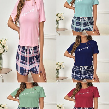 Dame afslappet kortærmet pyjamasæt med moderne skrift og ternede shorts Stilla