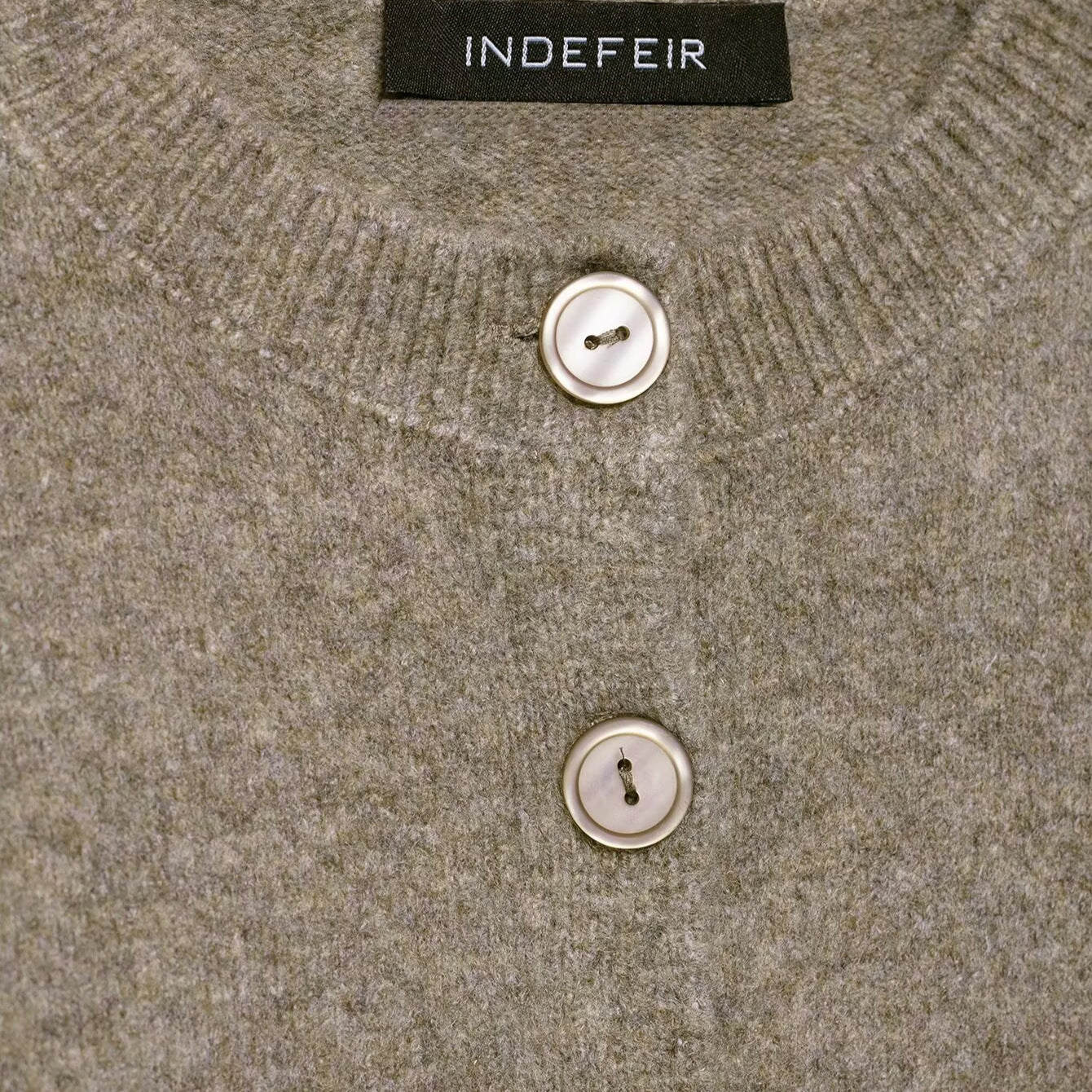 Dame cropped strikjakke med knaplukning Stilla