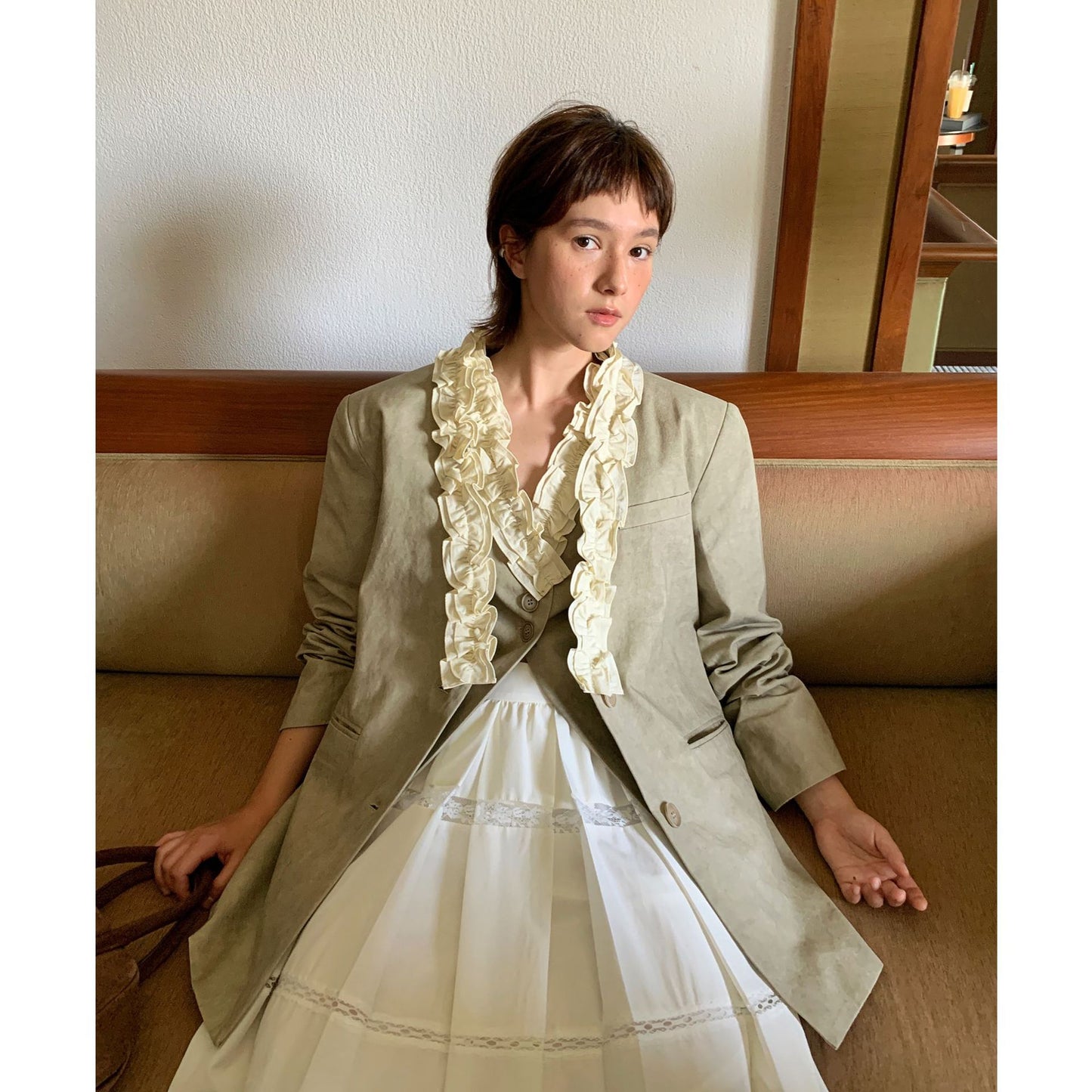 Dame elegant blazer med rynket krave og fin tekstur Stilla