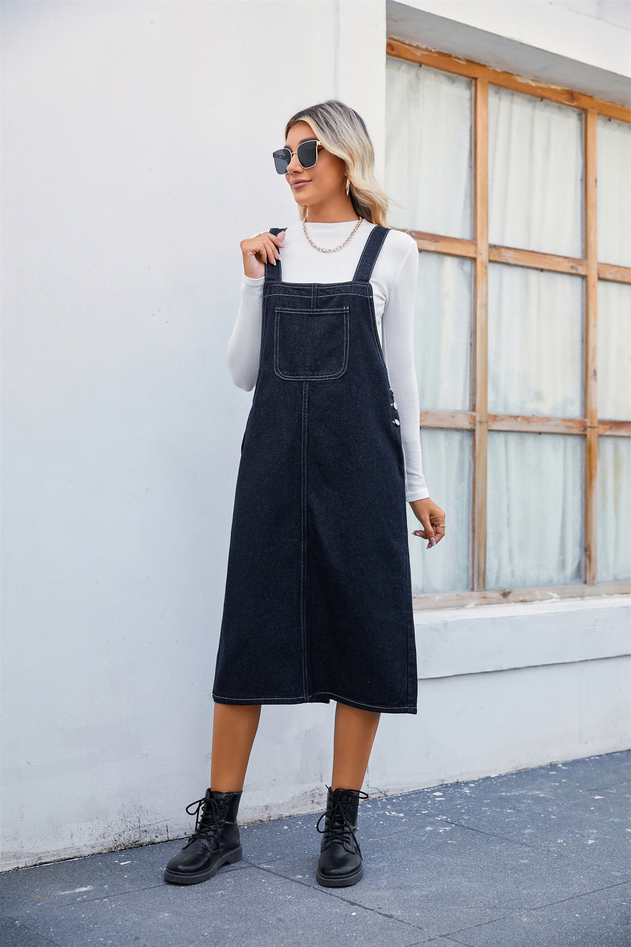 Dame denim- overallkjole med praktiske sidelommer og moderne snit Stilla