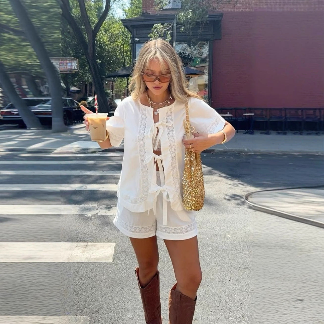 Dame afslappet sommerdragt med romantiske snøre-detaljer og traditionelt blondebesætning Stilla