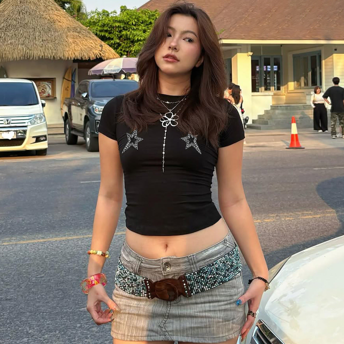 Dame Cropped T-Shirt med glitrende stjerne-applikationer Stilla