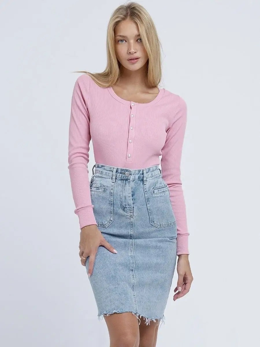 Dame langærmet bodysuit med struktureret design og modige knapdetaljer Stilla