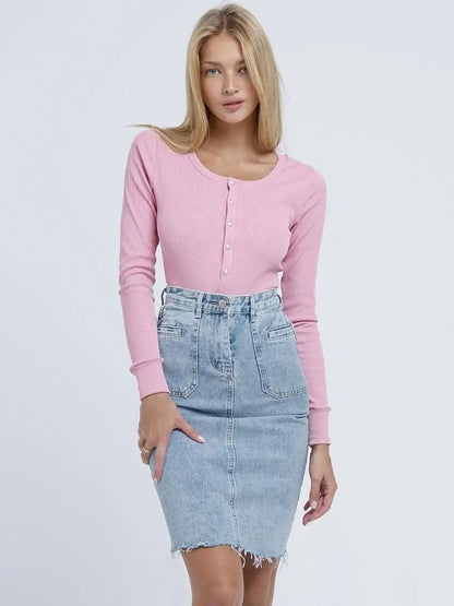 Dame langærmet bodysuit med struktureret design og modige knapdetaljer Stilla