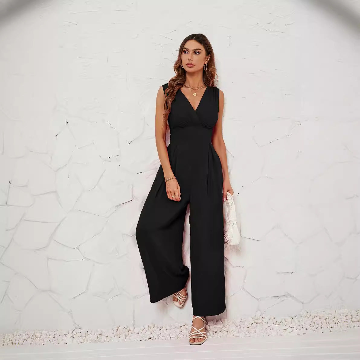 Dame elegant jumpsuit med V-udskæring og sidelommer Stilla
