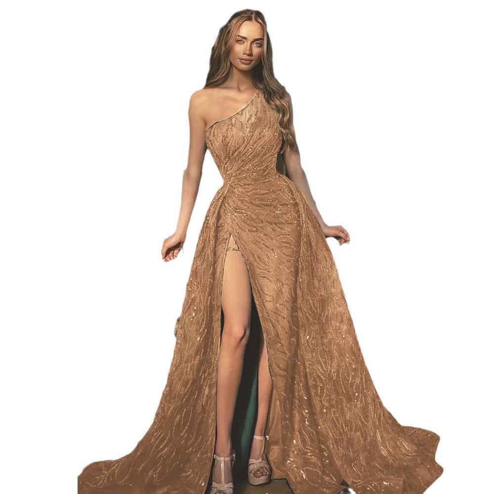 Dame Elegant asymmetrisk aftenkjole med høj slids og flæsedetaljer Stilla