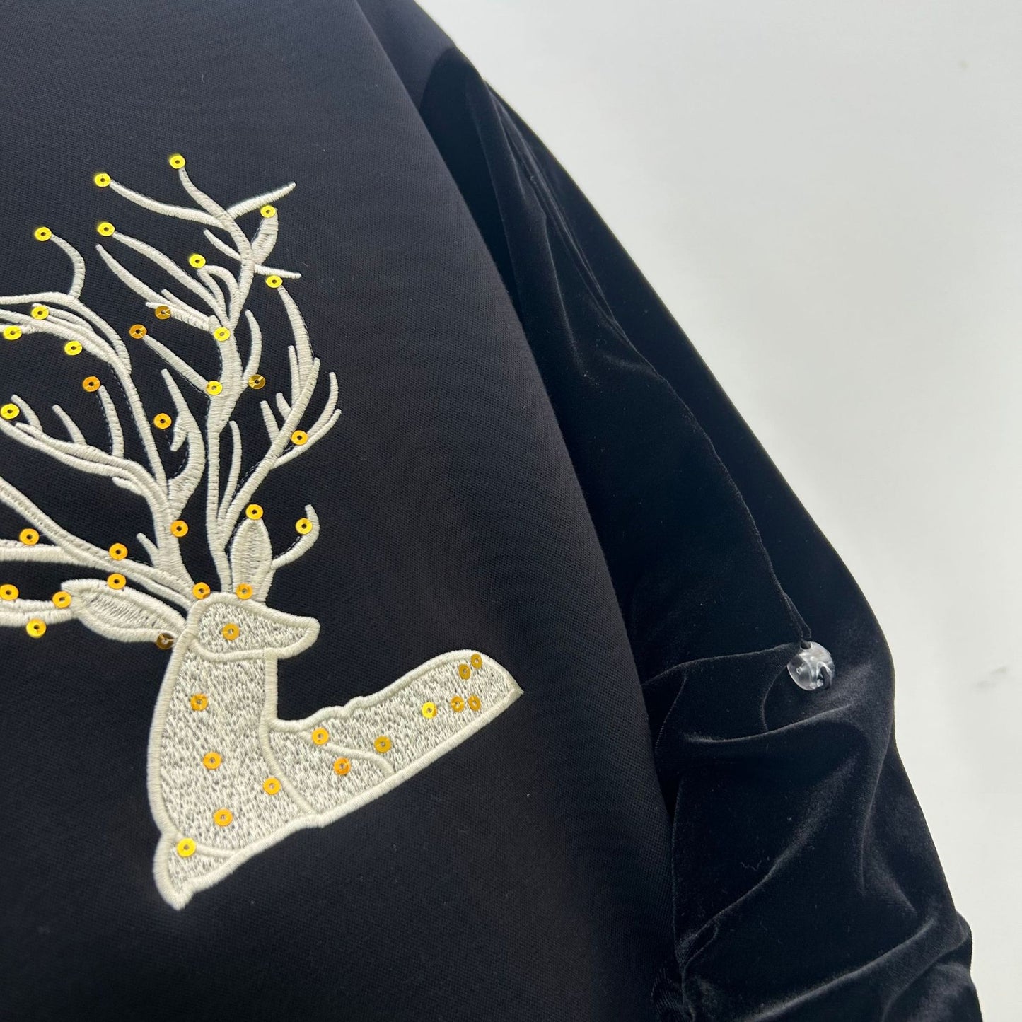 Dame sweatshirt med kunstnerisk hjorte-motiv og elegante pudderærmer Stilla
