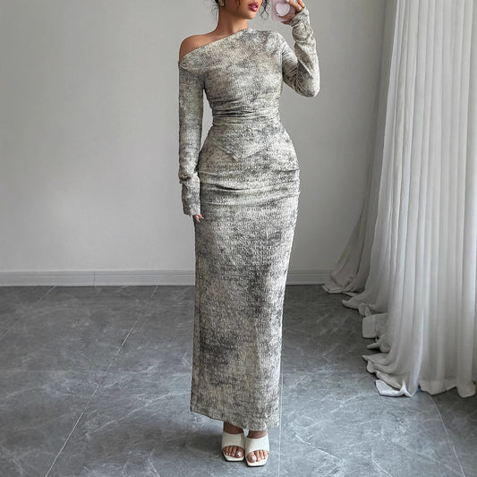Dame elegant langærmet kjole med asymmetrisk udskæring og tætsiddende pasform Stilla