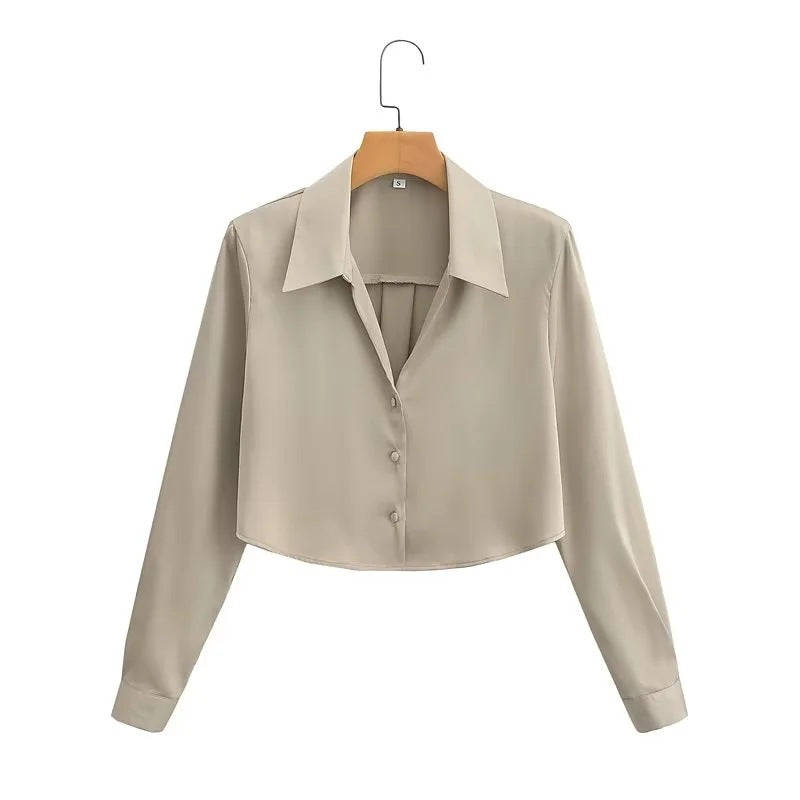 Dame cropped bluse med elegant krave og knapdetaljer Stilla