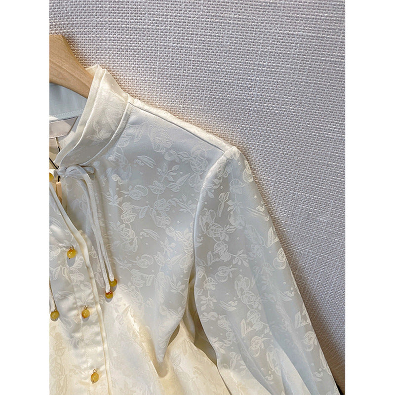 Dame elegant bluse med høj kraveform og dekorative knapdetaljer Stilla