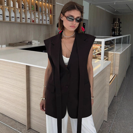 Dame figurede vest med skulderpolstre og bindebælte Stilla