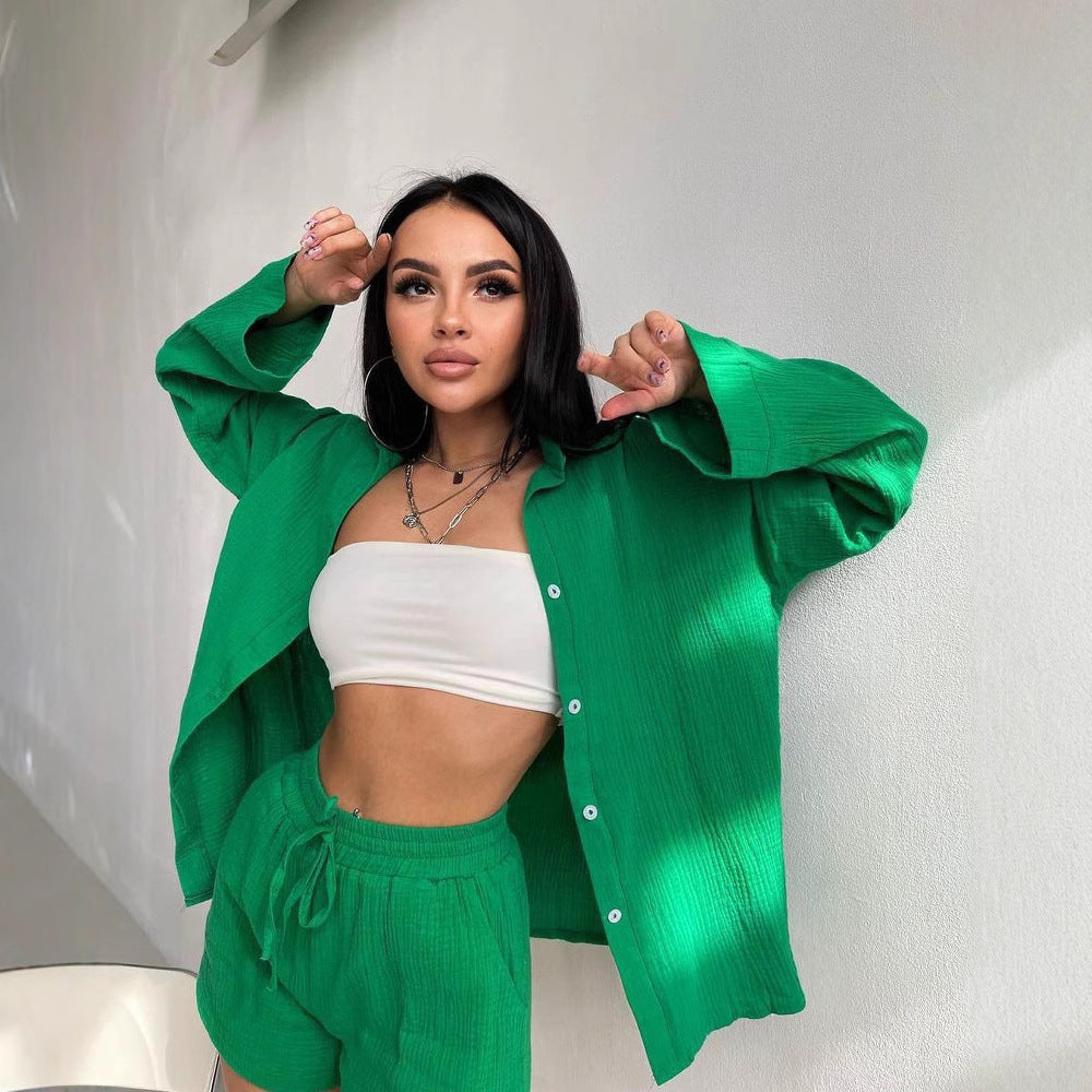 Dame afslappet sommer outfit med åben top bluse og shorts Stilla