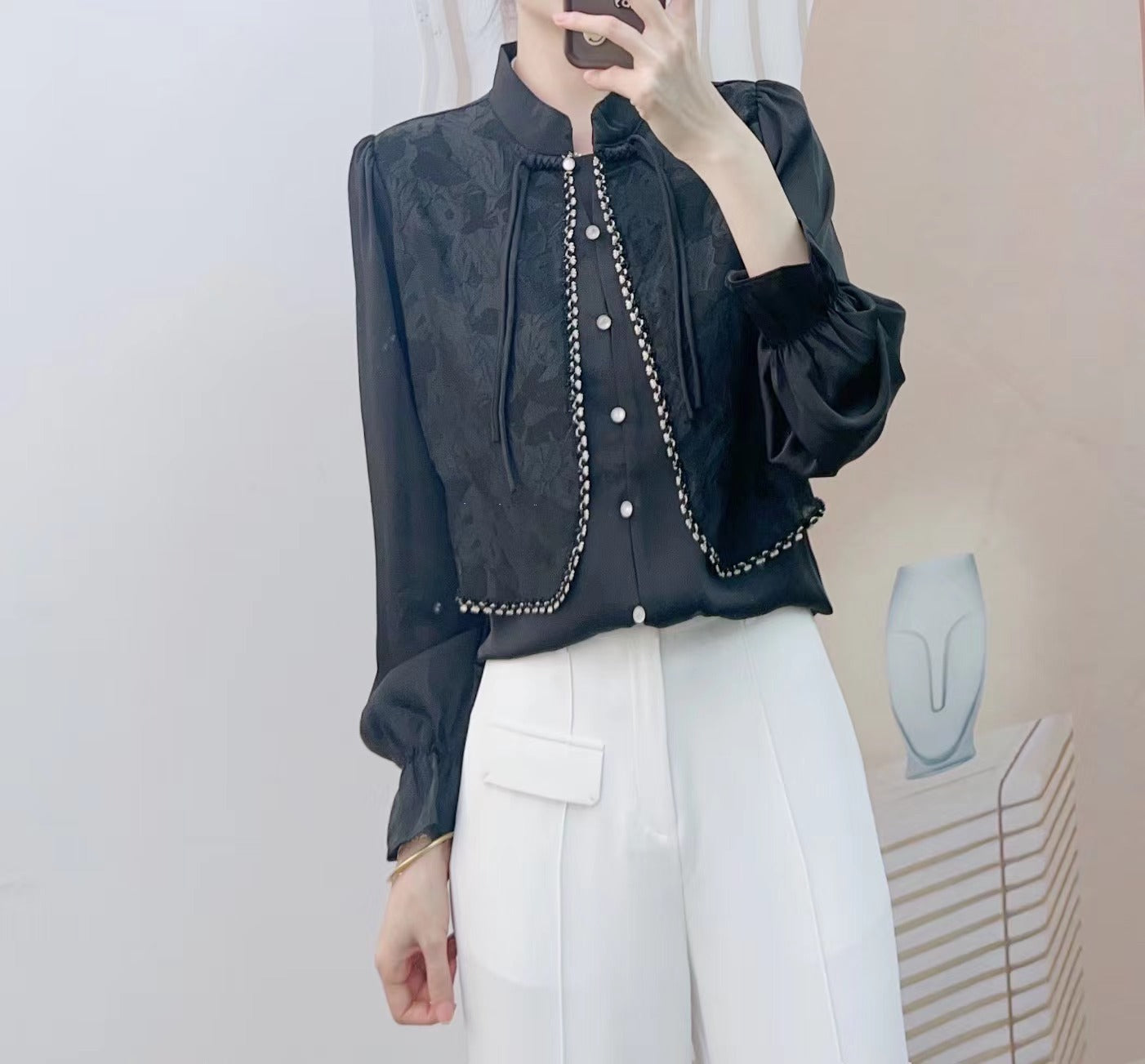 Dame Elegant Bluse med kunstnerisk Perleudsmykning og romantisk Rødsøm Stilla