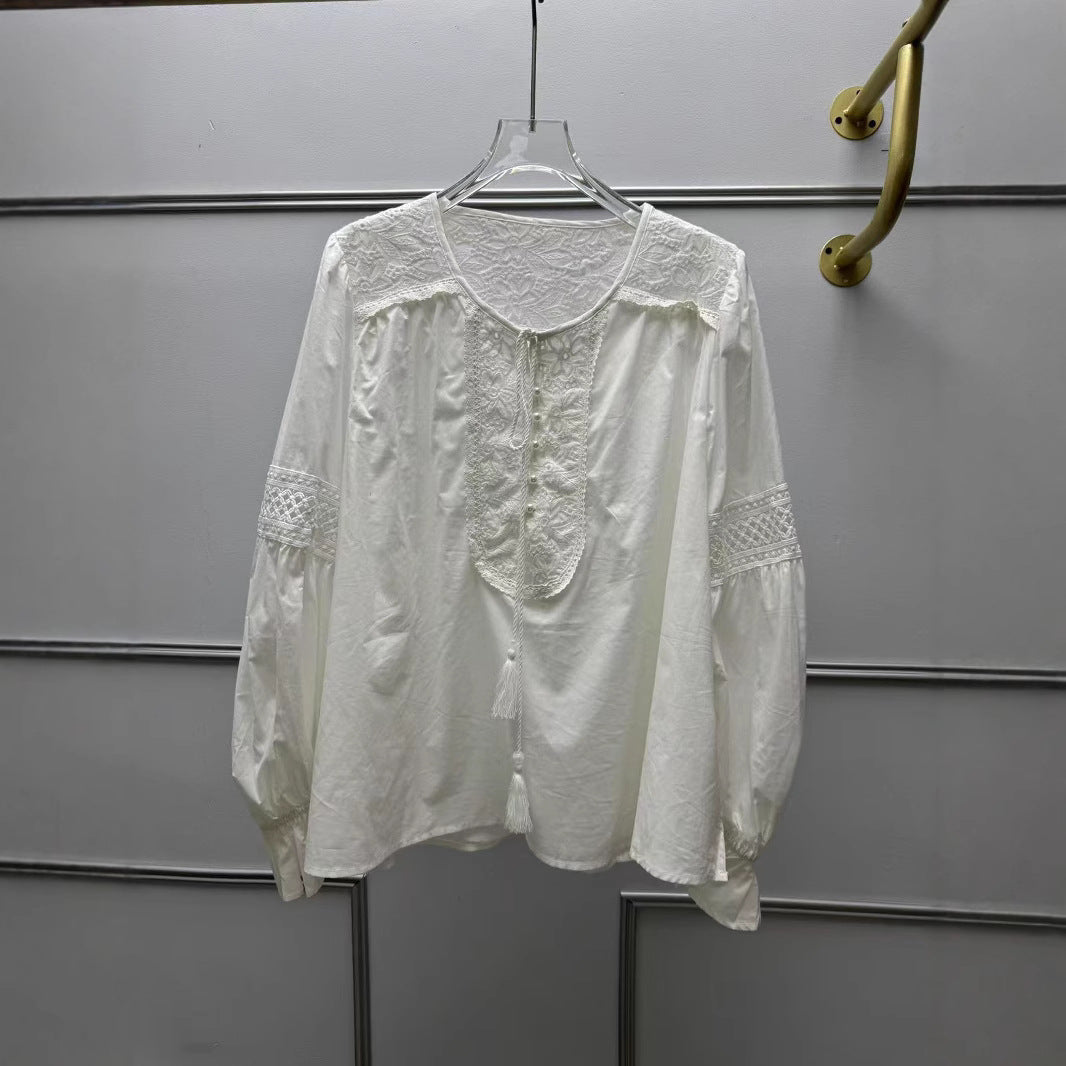 Dame elegant bluse med fine broderidetaljer og knaplukning Stilla