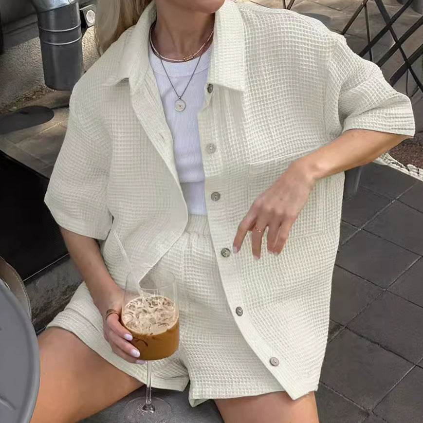 Dame afslappet fritids-sæt bestående af kort skjorte og shorts med knap-design og blødt stof Stilla
