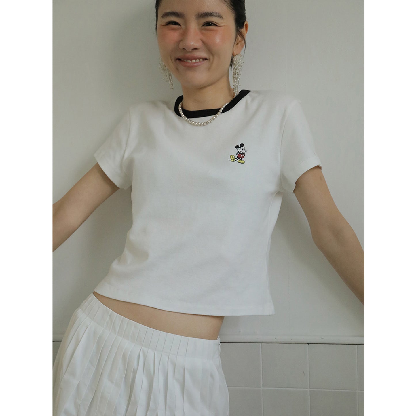 Dame afslappet kortærmet top med kontrasterende halsudskæring og stilfuld snit Stilla