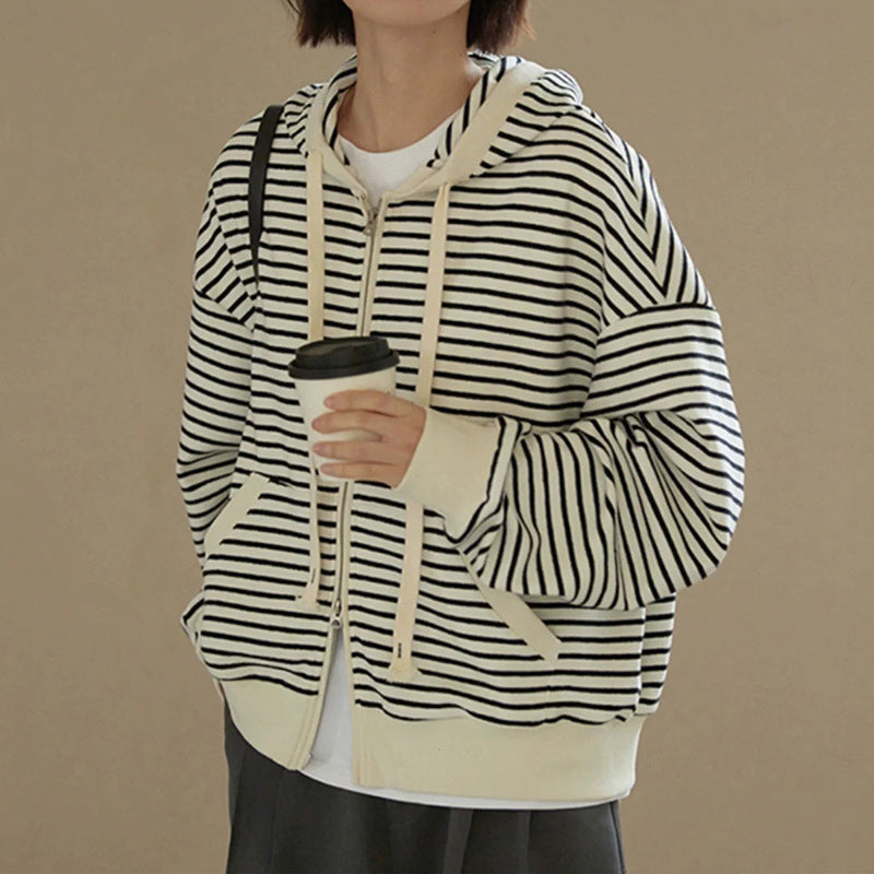 Dame afslappet hoodie med stribet design og høj krave Stilla