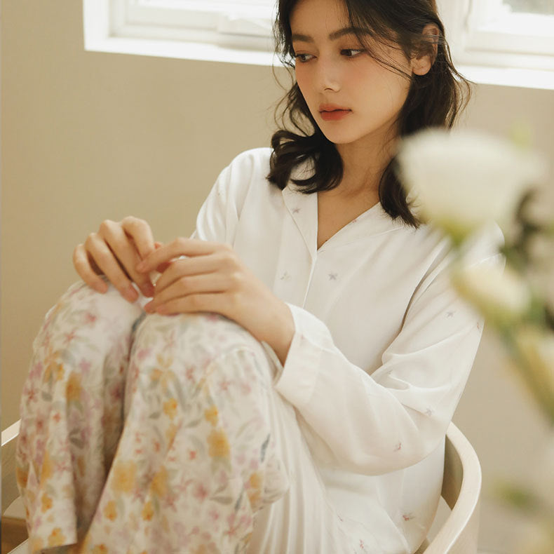 Dame luksuriøst satin pyjamas sæt med elegant knaplukning og floraltryk Stilla