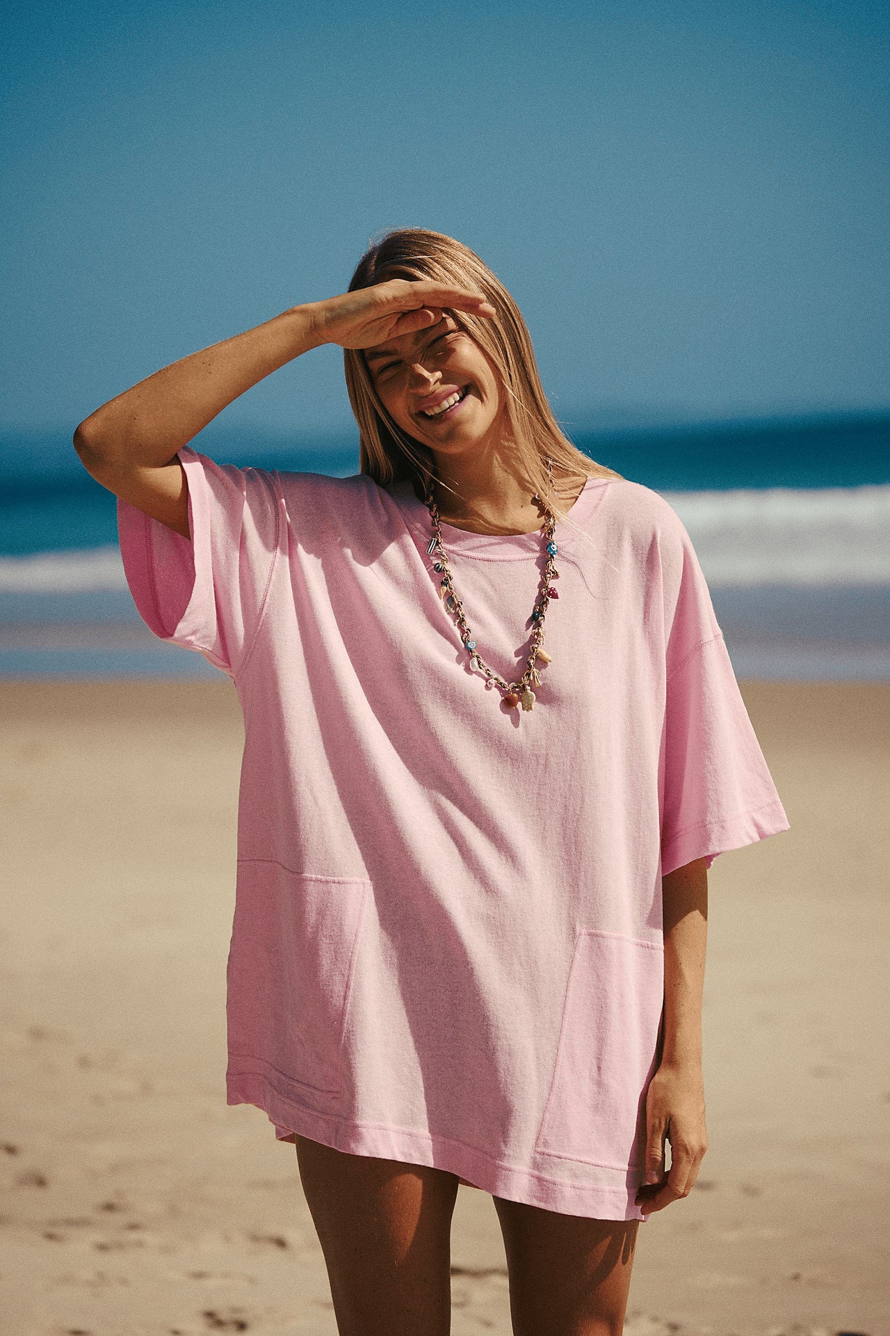 Dame afslappet kortærmet T-shirt kjole med dyb V-udskæring og praktiske lommer Stilla