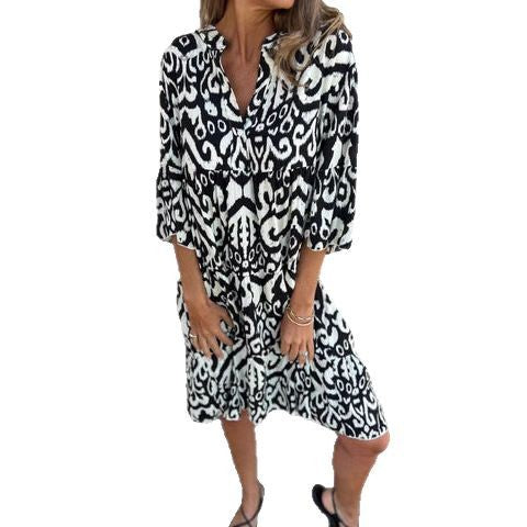 Dame afslappet kjole med V-udskæring og dekorativt mønster Stiila