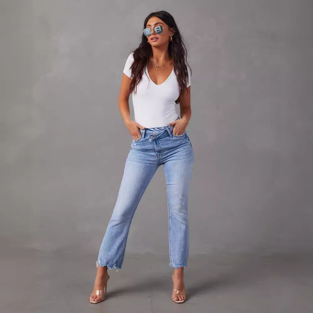 Dame Distressed Jeans i moderne pasform med frynsede kanter Stilla
