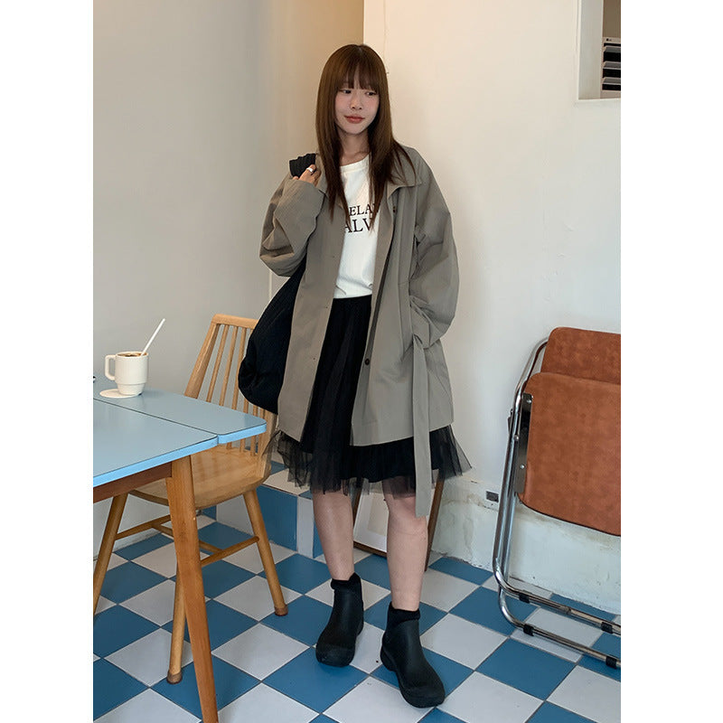 Dame afslappet overgangsjakke med høj lukket krave og praktisk taljebælte Stilla