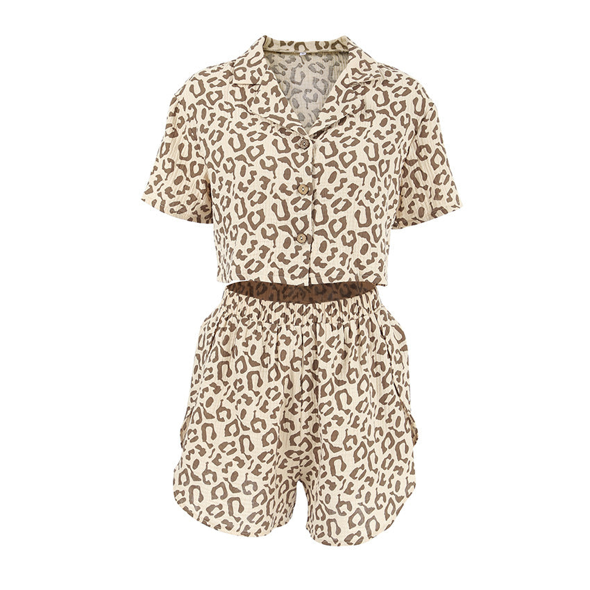 Dame Cropped-Top og Shorts Ensemble med livlig Leo-print Stilla