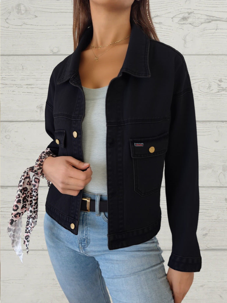 Dame denimjakke i klassisk snit med praktiske brystlommer og dekorative knapdetaljer Stilla