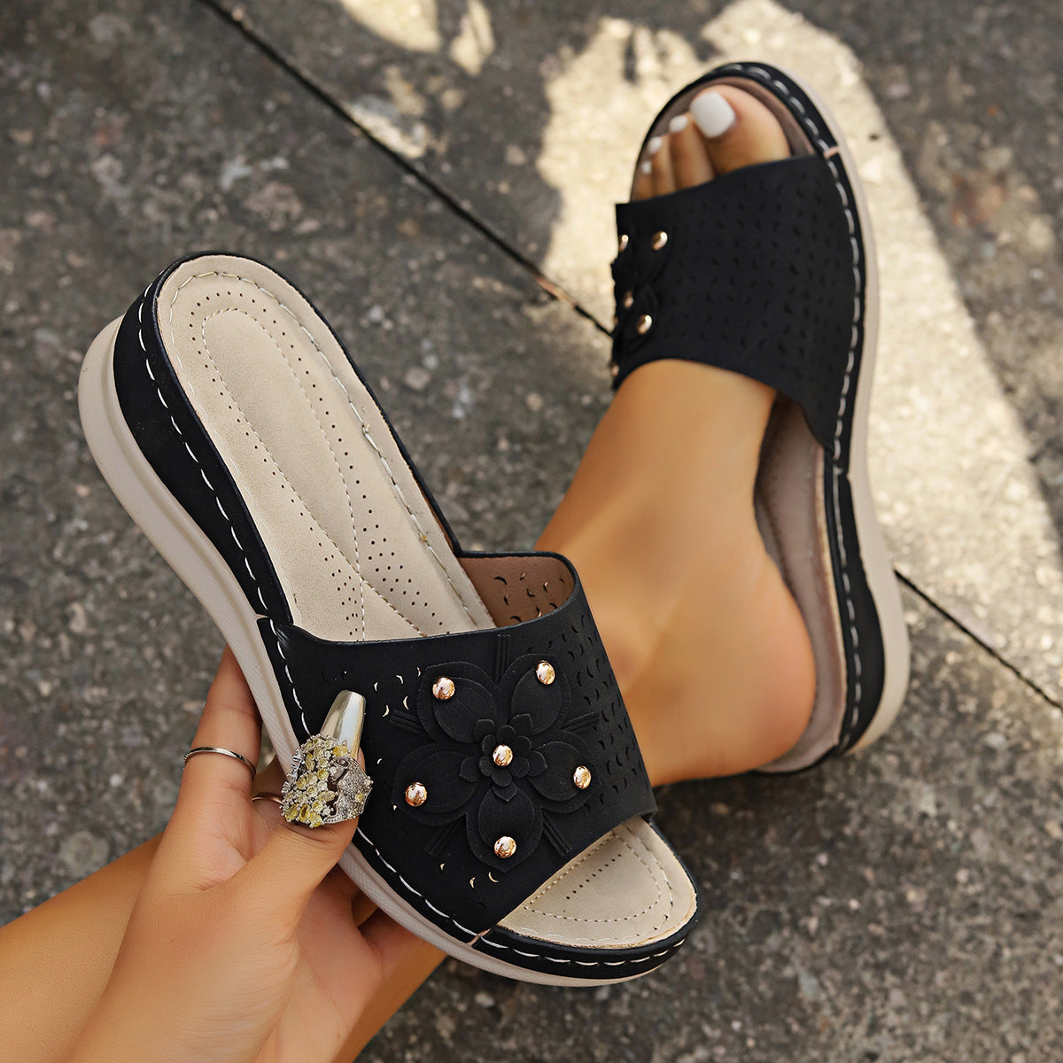 Dame drømmesandaler med blomsterapplikation og komfortabel fodseng Stilla