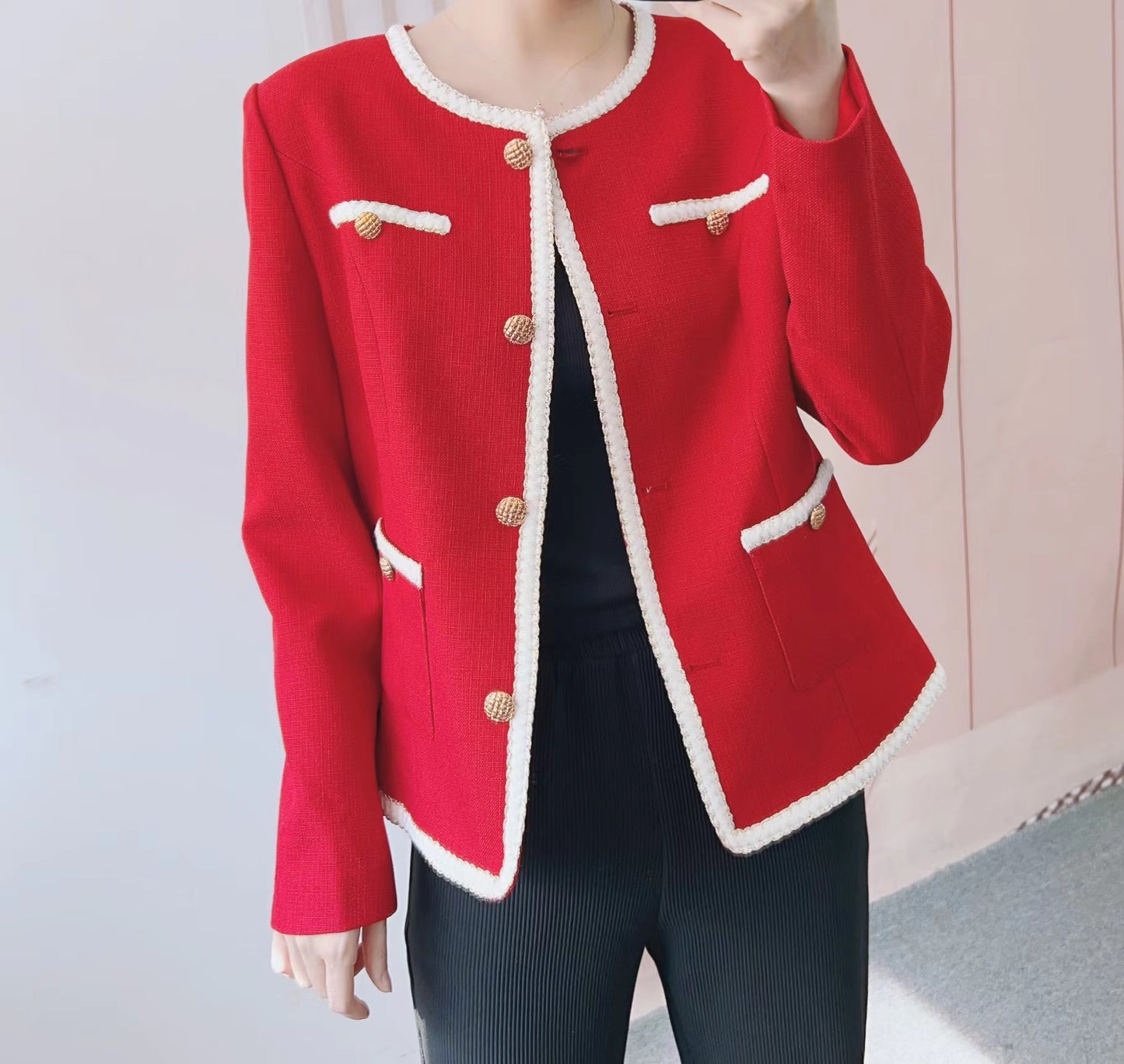 Dame Elegant Boucle-Jakke med dekorativ kontrastbesætning og gyldne knapper Stilla