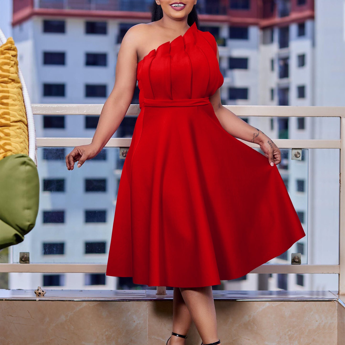 Dame A-linie kjole med voluminøse flæser og elegant taljebælte Stilla