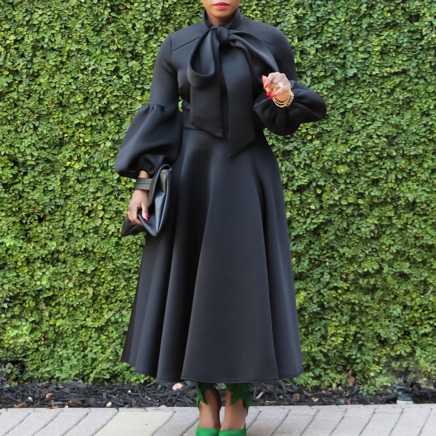 Dame A-linje kjole med generøs sløjfekrave og voluminøse ærmer Stilla