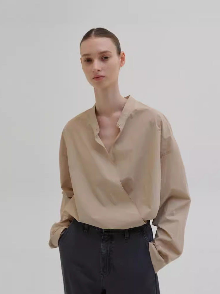 Dame afslappet bluse med asymmetrisk krave og innovativ knaplukning Stilla