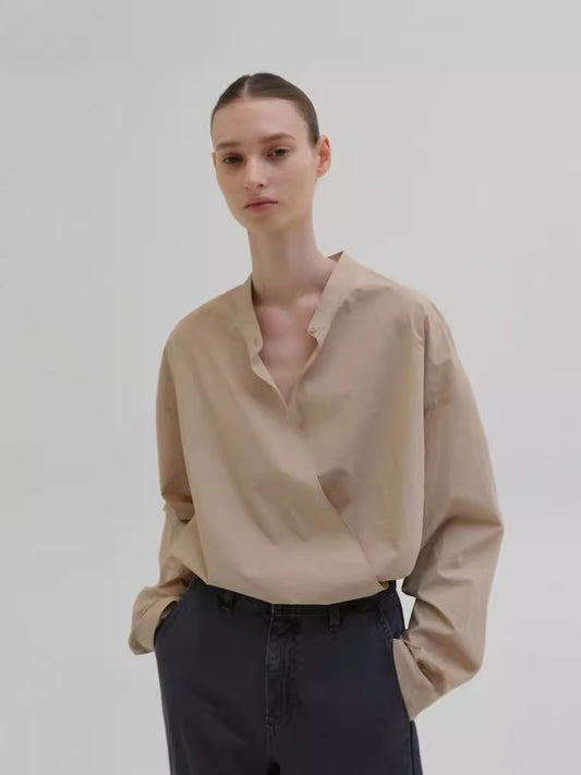 Dame afslappet bluse med asymmetrisk krave og innovativ knaplukning Stilla