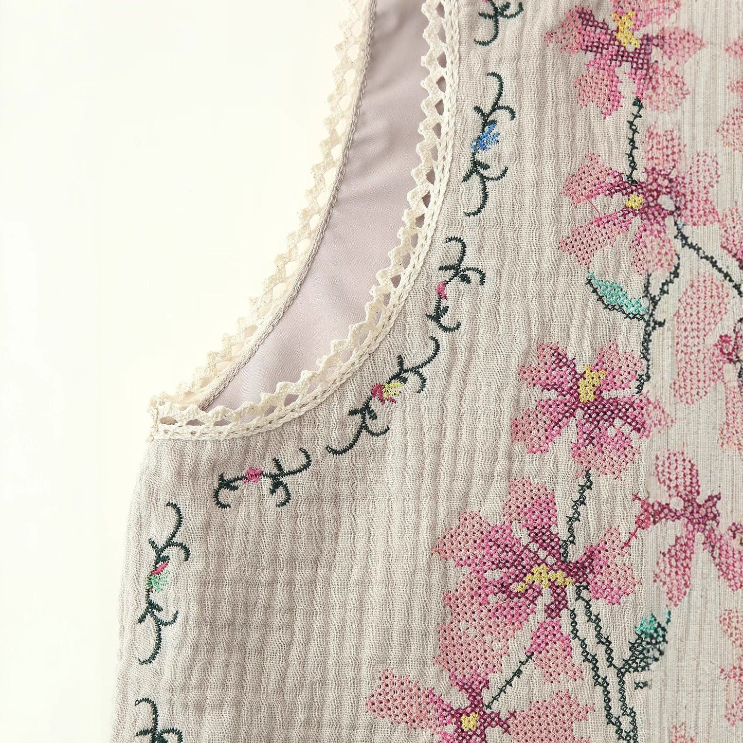 Damer broderet vest med fine flæsedetaljer Stilla