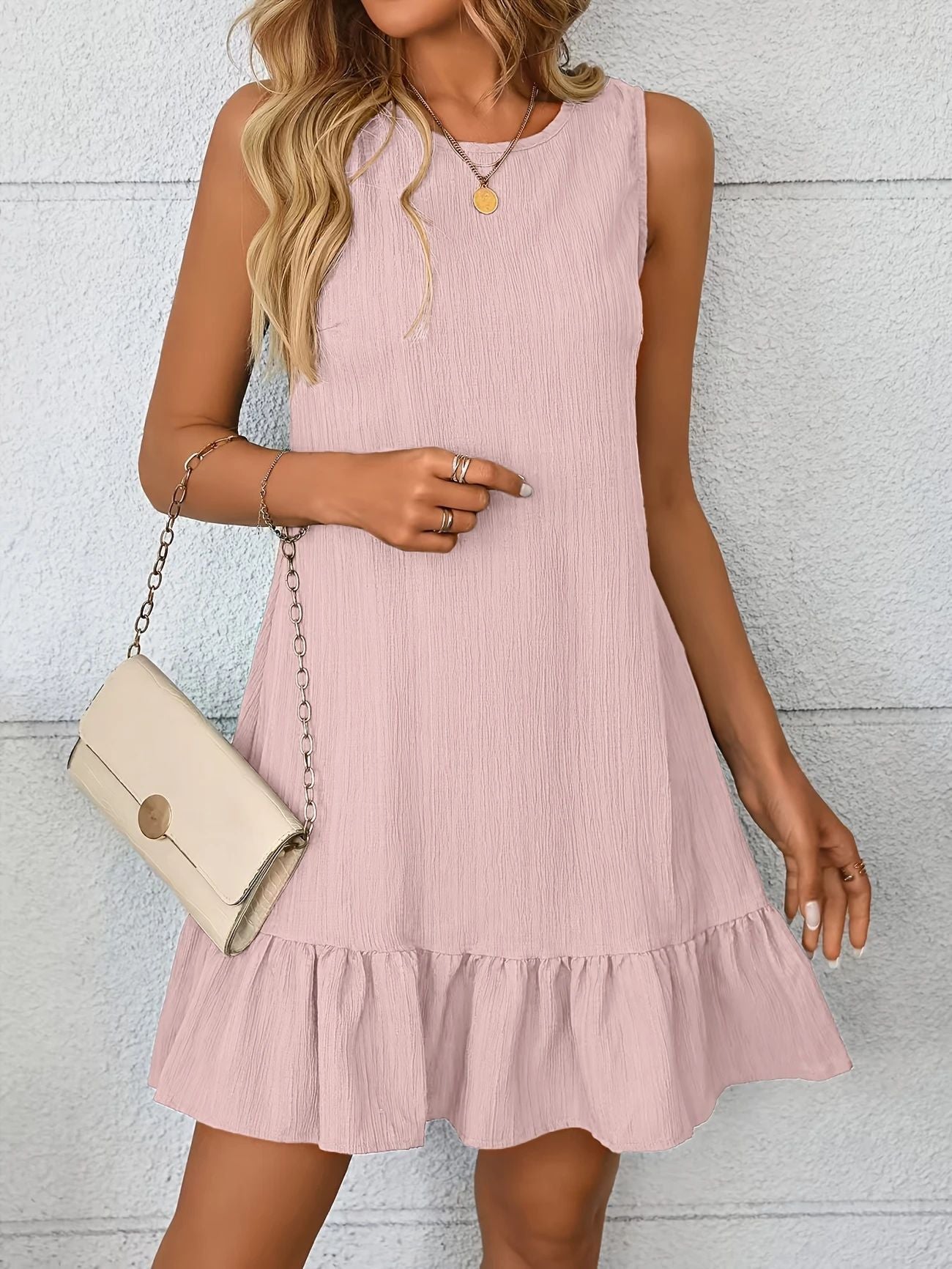 Dame afslappet sommerkjole med flæsekanter og let materiale Stilla