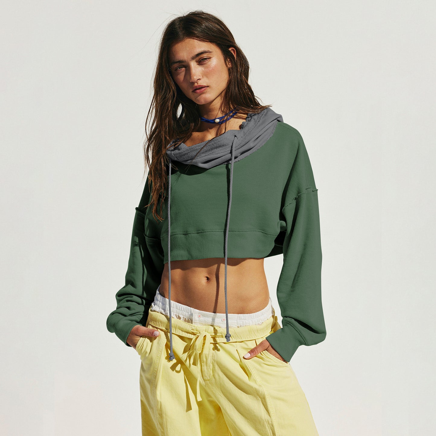 Dame cropped hættebluse med afslappet snit og funktionelle snore detaljer Stilla